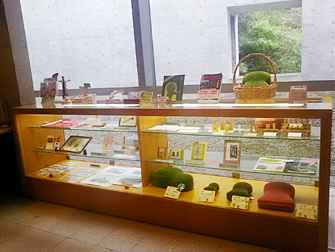 写真：近つ飛鳥博物館で販売されている古墳グッズたち