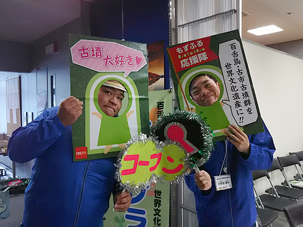 写真：顔出しパネルと参加者の方々