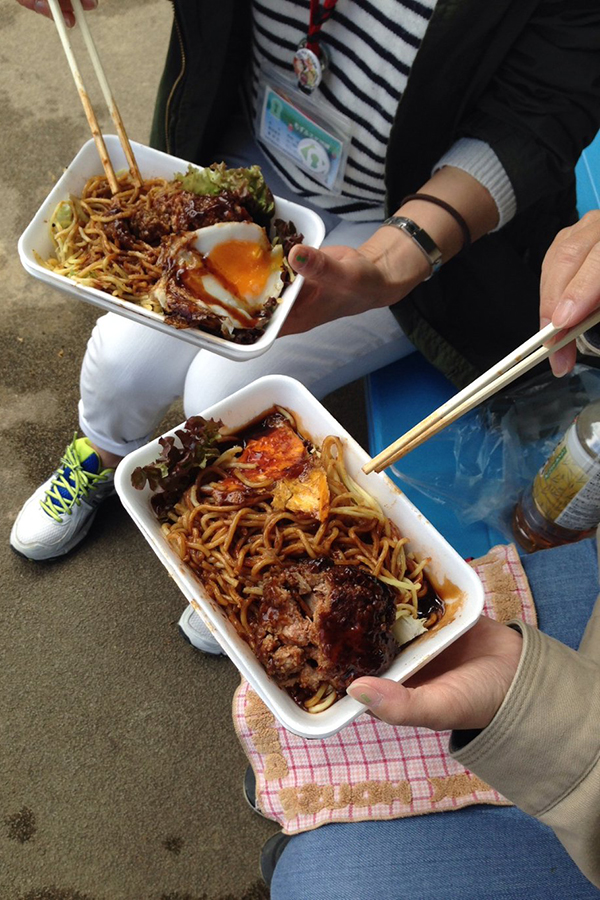 写真：昼食にロコモコいただきました