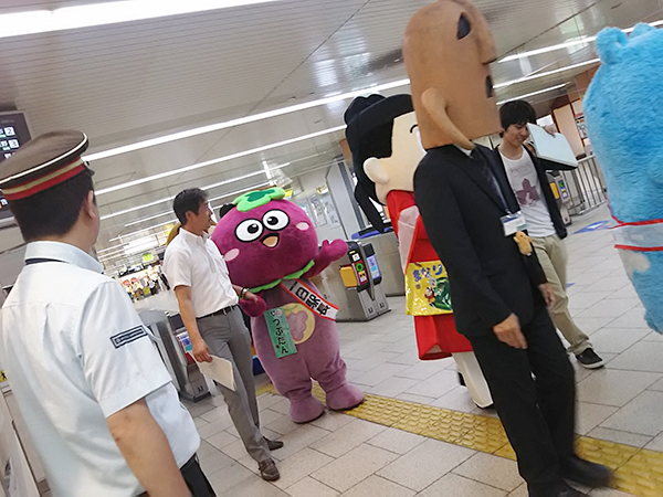 写真：イベントの様子　あべのべあ、まなりくん、ハニワ課長、つぶたん