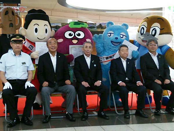 写真：イベントの様子　あべのべあ、まなりくん、ハニワ課長、つぶたん、もずやん