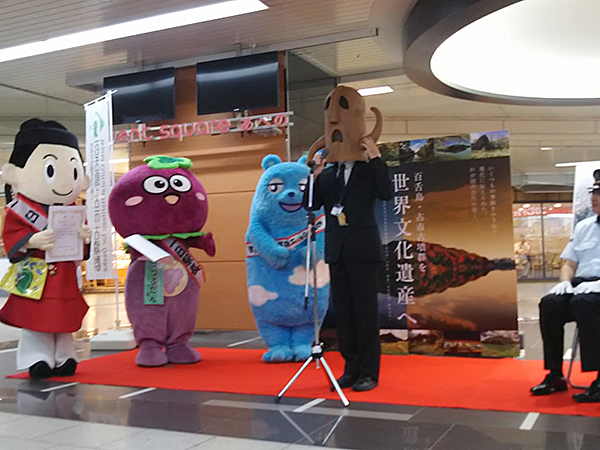 写真：イベントの様子　あべのべあ、まなりくん、ハニワ課長、つぶたん