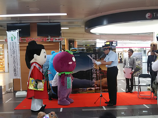 写真：イベントの様子　あべのべあ、まなりくん、ハニワ課長、つぶたん、阿部野橋駅長