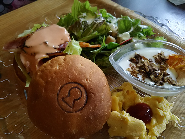 写真：カフェイロハさん名物「御陵バーガー」