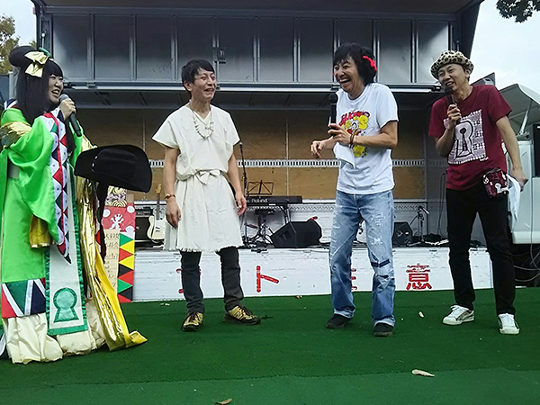 写真：まりこふんさん、ウルフルケイスケさん