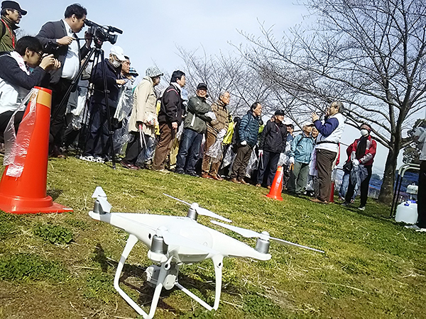 写真：ドローンと説明する市職員