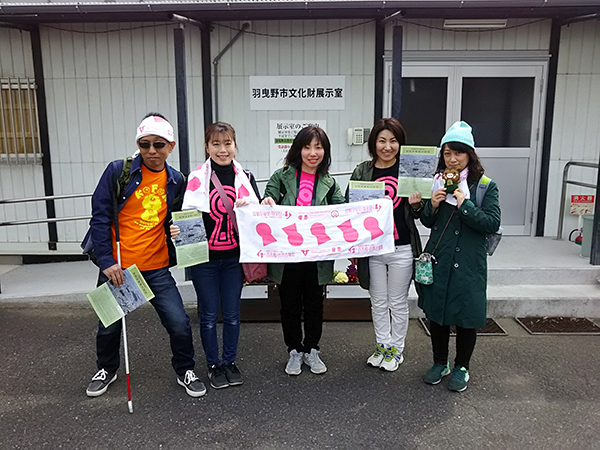 写真：古墳Tシャツを着て参加の墳友達と記念撮影