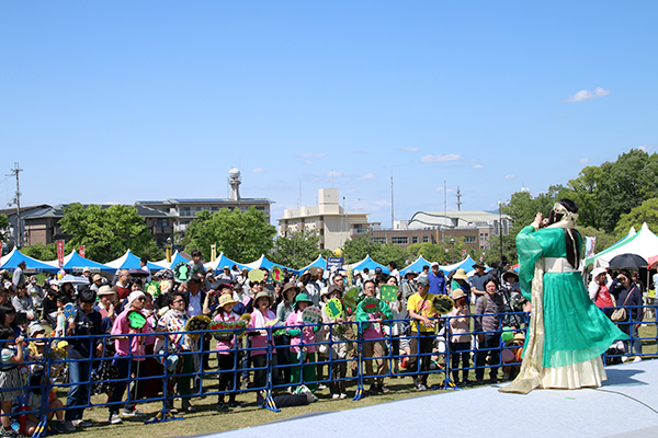 写真：まりこふんライブの様子、古墳にコーフン協会