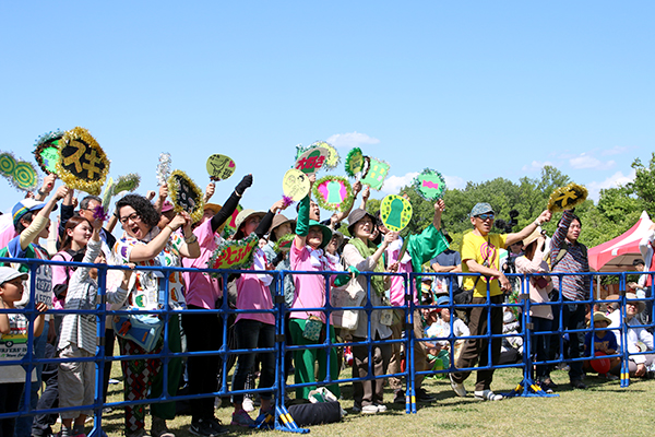 写真：まりこふんライブで盛り上がる観衆