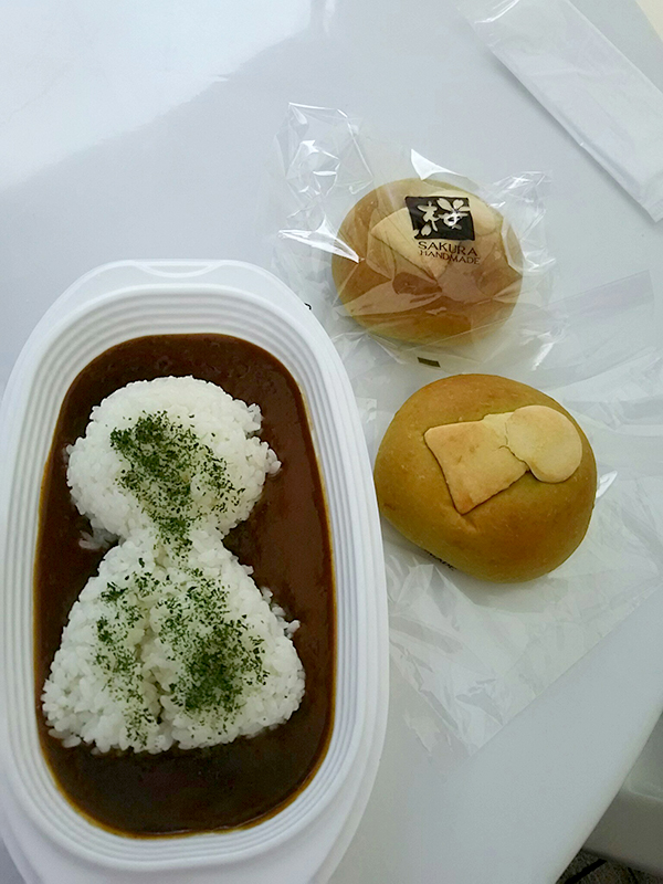 写真：古墳カレー　古墳パン