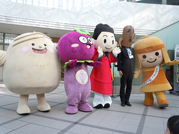 写真：羽曳野市のつぶたん、藤井寺市のまなりくん、高槻市のはにたん、古代イベント「COMECOMEはにコット」のはにコットちゃん、堺市のハニワ課長