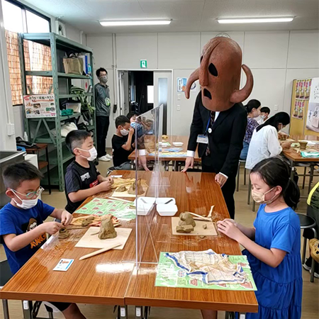 昨年の埴輪づくりの様子